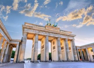 Check in cổng Brandenburg - biểu tượng hòa bình của thủ đô Berlin Đức
